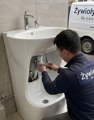 Monter Żywioły podczas pracy